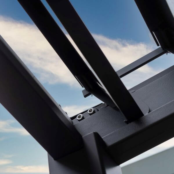 Detail view of the adjustable aluminium louvre roof